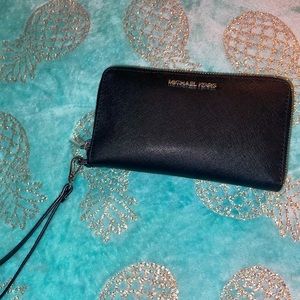 Michael Kors Wristlet 🔥😍